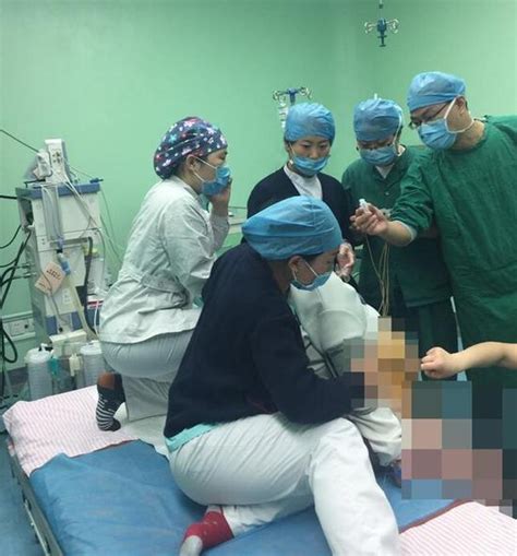 230斤产妇坐着剖腹产 多名医生跪地为她接生_新浪重庆_新浪网