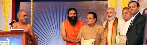 CM presents ‘Tarun-Kranti Puraskar’ to Baba Ramdev, Vijay Darda and JITO