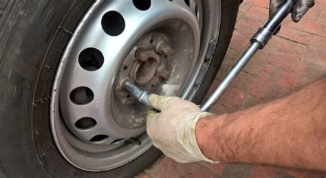 Cómo cambiar un neumático pinchado: 6 pasos