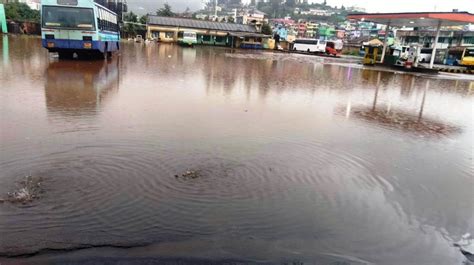 உதகையில் 2 மணி நேரம் கொட்டிய கனமழை: பேருந்து பணிமனைக்குள் சூழ்ந்த ...