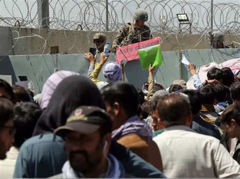 Kabul airport - With Kabul airport closed, thousands of fearful Afghans ...