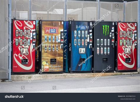 2023-04-20 New York Usa Vending Machines Stock Photo 2537897213 ...