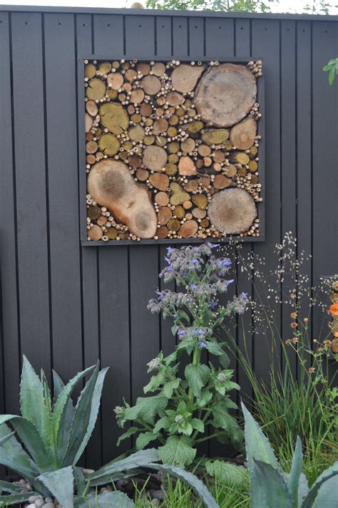 16 Garden Wall Art Ideas for Your Balcony