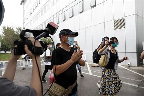 北京本轮疫情首位治愈患者出院，自称可能是揪口罩使自己感染_手机新浪网