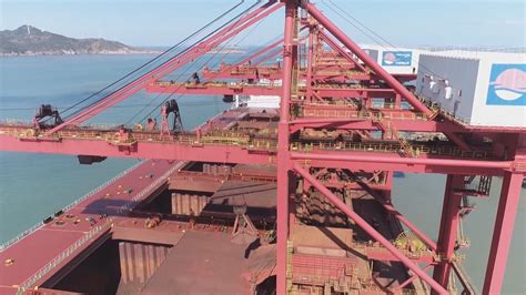 宁波舟山港鼠浪湖矿石中转码头累计接卸40万吨矿船达300艘次