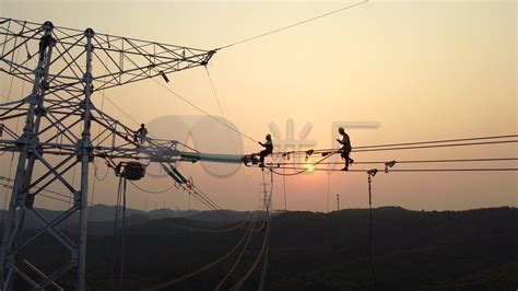 上海一220千伏输电线遭雷击，电力职工今晨5点上铁塔不断电修复