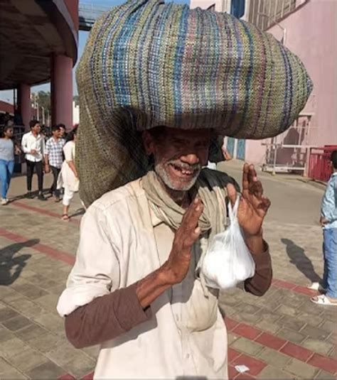 ''अनुचित कपड़े'' पहने हुए किसान को मेट्रो सेवा का उपयोग करने से रोका ...