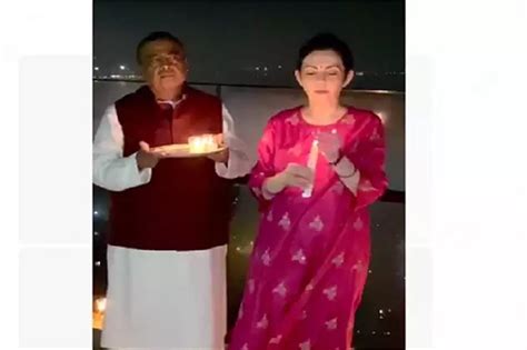 रोशनी से जगमग हुआ एंटीलिया, कोरोना के खिलाफ लड़ाई में मुकेश अंबानी ने ...