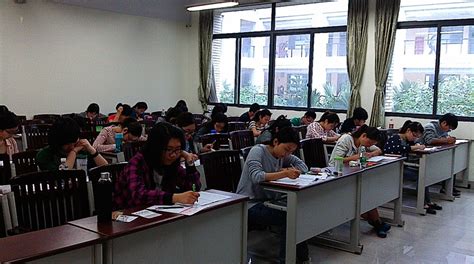 英语专业四级考试顺利进行-重庆大学外国语学院