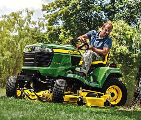 John Deere: numerosi upgrade per i trattorini tosaerba  