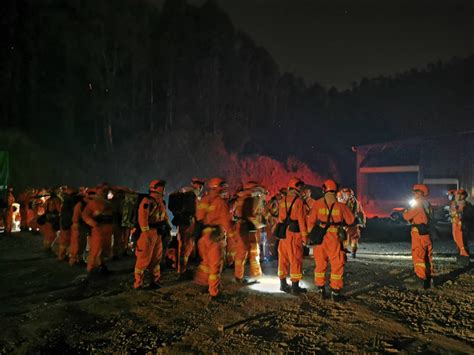 山西沁源火场 1700余名消防队员哀悼凉山火灾牺牲烈士