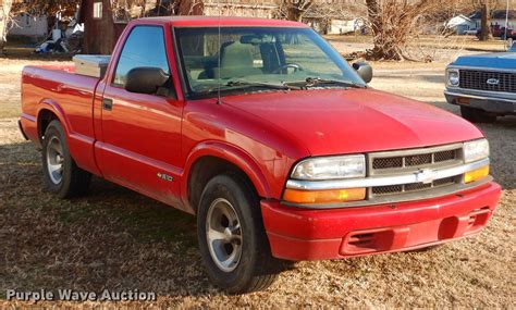 2000 Chevrolet S10 pickup truck in Caney, KS | Item GB9568 sold | Purple Wave