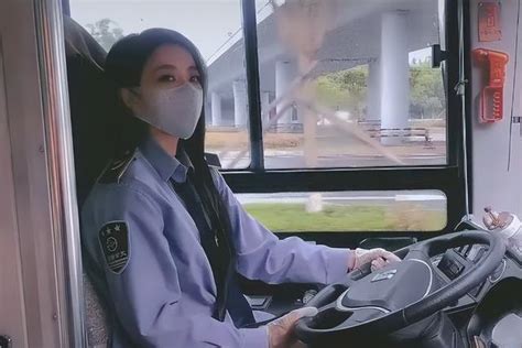 西安“最美公交女司机”意外走红，网友：糟了，是心动的感觉！_腾讯新闻