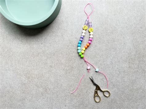 Handykette mit Perlen basteln: So klappt's easypeasy!