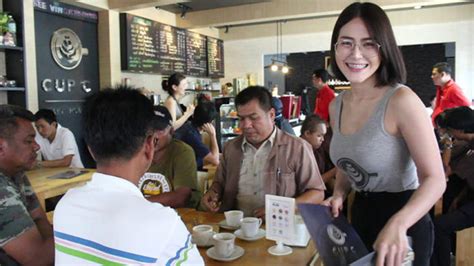 泰国C罩杯咖啡馆店员「加奶」不加钱！网友：什么C罩杯！这是我见过最大杯的了！ - RedChili21