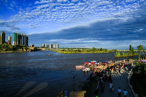2021在伊宁遇到最美的风景就在伊犁河了，每天经过的人说多不多，说少也不算_伊犁河大桥-评论-去哪儿攻略