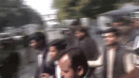 UGC के नए नियम के विरोध में लखनऊ विश्वविद्यालय में जोरदार प्रदर्शन, गेट ...