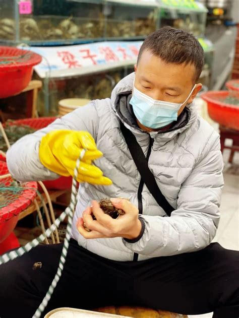老板集中隔离，店里1000斤螃蟹被谁“卖”了？_腾讯新闻