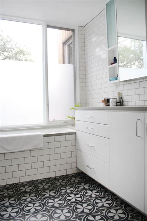 Dramatic Contrast: 20 Gorgeous Black & White Tile Patterns | Bathroom ...