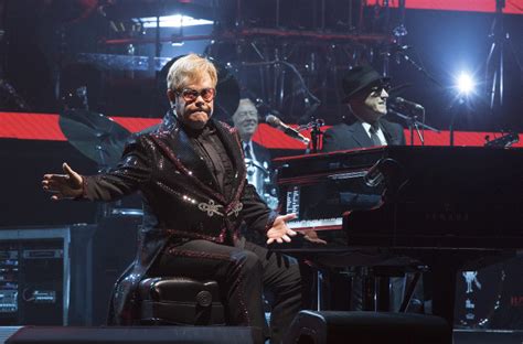 A confident Elton John kicks off farewell tour with flair - The Mainichi