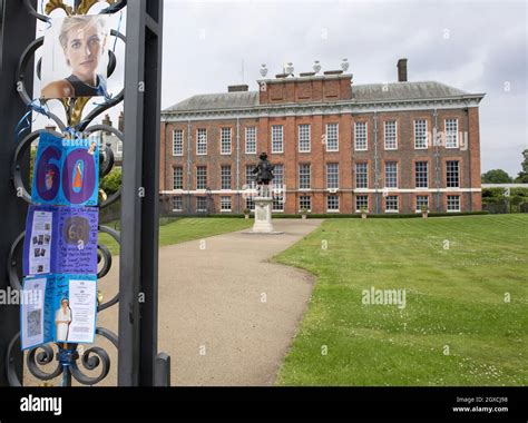 Floral tributes and messages are laid outside Kensington Palace in ...