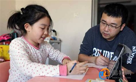 宁波一小学家长会要求孩子父亲必须参加，校长：父亲教育缺位已成为普遍现象，希望父亲真正参与到孩子教育中来_凤凰网资讯_凤凰网
