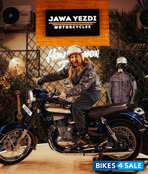 Jawa Yezdi Motorcycles Unveils Jawa 350 Blue at Mahindra Blues Festival ...
