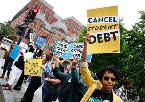 拜登减免370亿美元学生贷，为什么美国人欠了1.7万亿美元的学生贷款？_腾讯新闻