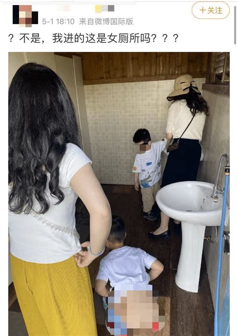 为了请男孩进女厕所，他们在女厕里加设小便池_妈妈