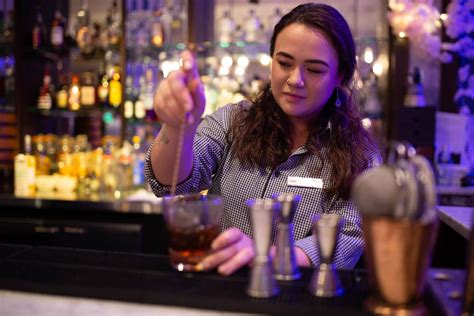 How to become a career bartender? Tips, Steps, and Skills