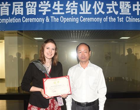 我校举行首届留学生结业仪式暨中国画作品展-保定学院国际教育交流中心