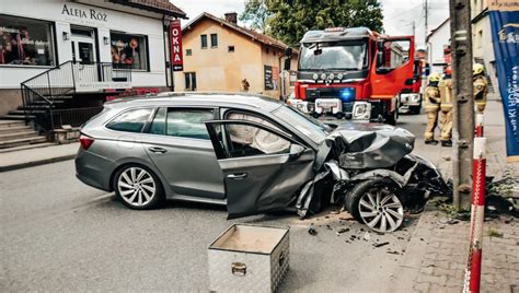 Samochód uderzył w słup energetyczny - Limanowa.in