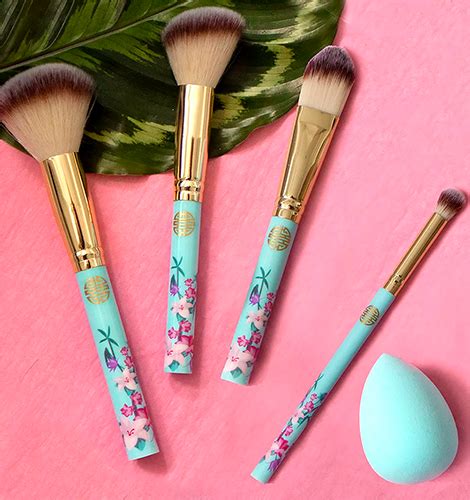 "Mulan"-Beauty-Kollektion? Wir brauchen jedes Teil!