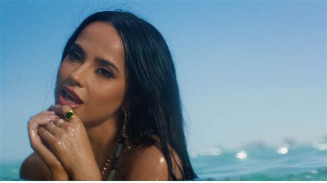 Así suena “Arranca”, lo nuevo de Becky G junto a Omega