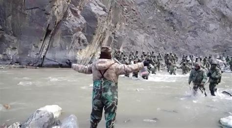 中印反恐训练现场：解放军手把手教印军用中国枪械