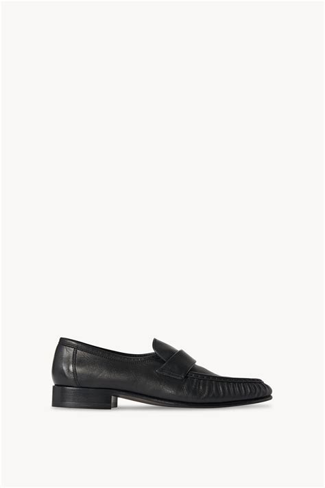 Soft Loafer Black in Leather – The Row
