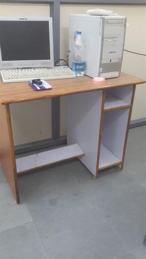 Single Computer Table 的图像结果