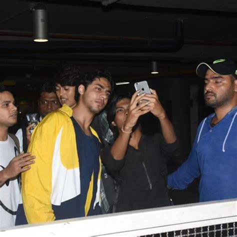 Aryan Khan clicks selfies with fans, gets trolled for not smiling ...