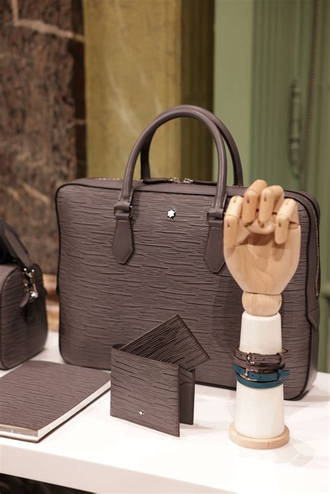 Business Man Suit Mont Blanc 的图像结果