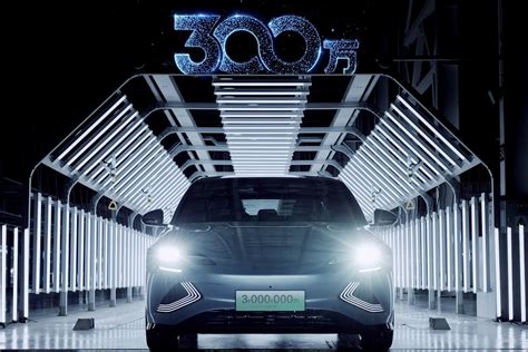 中国品牌的高光时刻 比亚迪300万新能源汽车的梦想足球之旅！_凤凰网视频_凤凰网