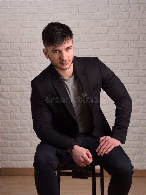 Suit Man Sitting 的图像结果