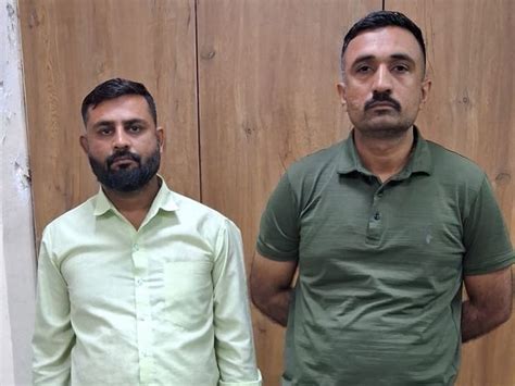 Police Officer & Middleman Caught Red-Handed Taking Bribe