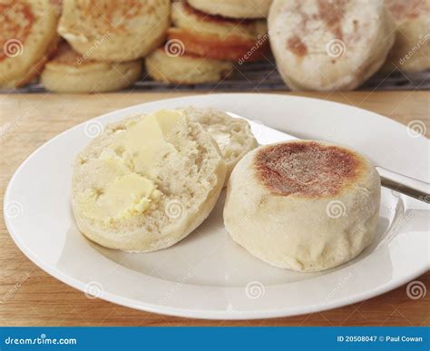 Mollete Inglés Untado Con Mantequilla Imagen de archivo - Imagen de ...