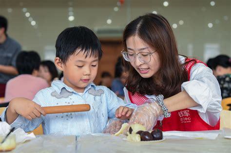 退休老人每天在木头堆里苦干四年手工打造五艘海帆船-慈溪新闻网