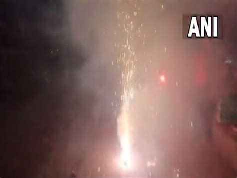Despite ban, people in Delhi burst firecrackers on Diwali
