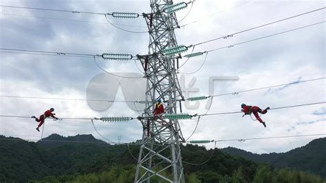 电力工人“挂”在百米高空作业 仅靠2条长绳保护_凤凰网视频_凤凰网