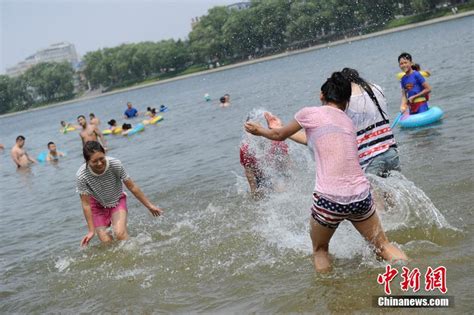 长春高温来袭 市民戏水避暑[组图]_图片中国_中国网