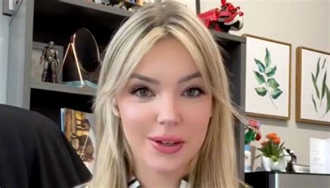 Model OnlyFans, trimis acasă de la muncă din cauza hainelor purtate. Cum arăta rochia ei • Buna ...