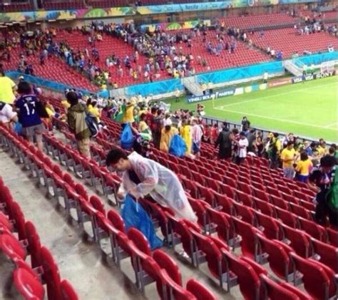 日本球迷赛后主动清理赛场垃圾 获赞素质高|巴西世界杯|日本球迷捡垃圾_新浪新闻