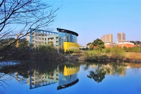 湖南大学坐落在中国历史文化名城长沙,校区